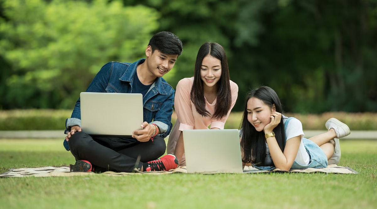 What makes a clear and effective expository essay outline?